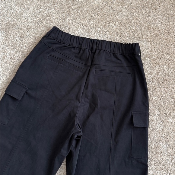 Alo Yoga Mid-Rise Scout Cargo Wide Leg Pant Black - Picture 8 of 14
